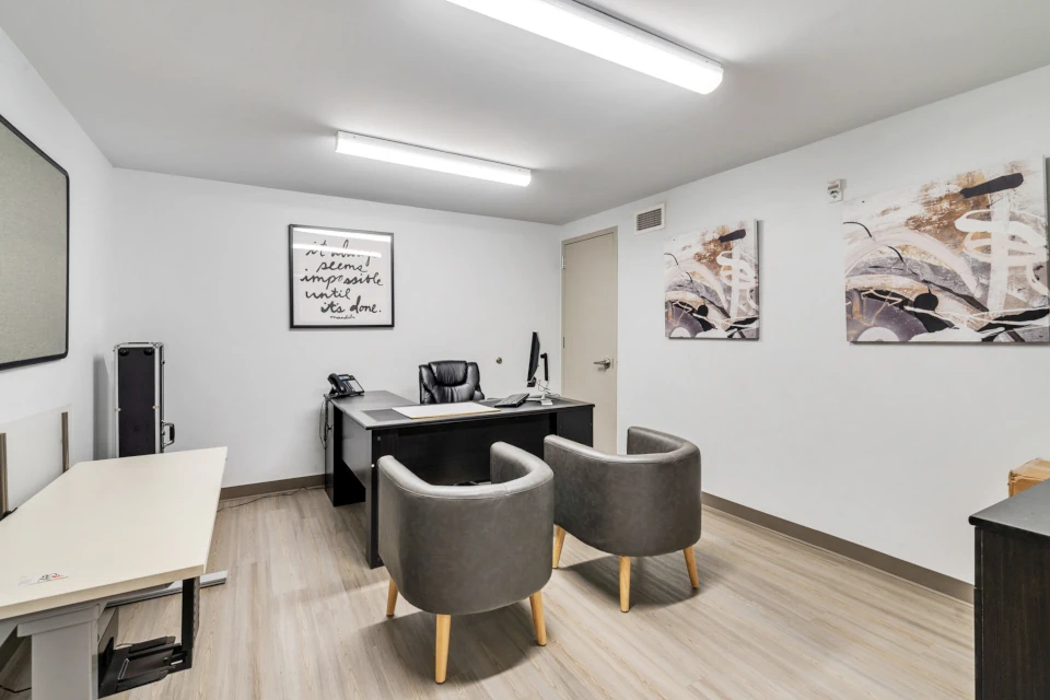 Inviting office space with comfortable, ergonomic seating. 