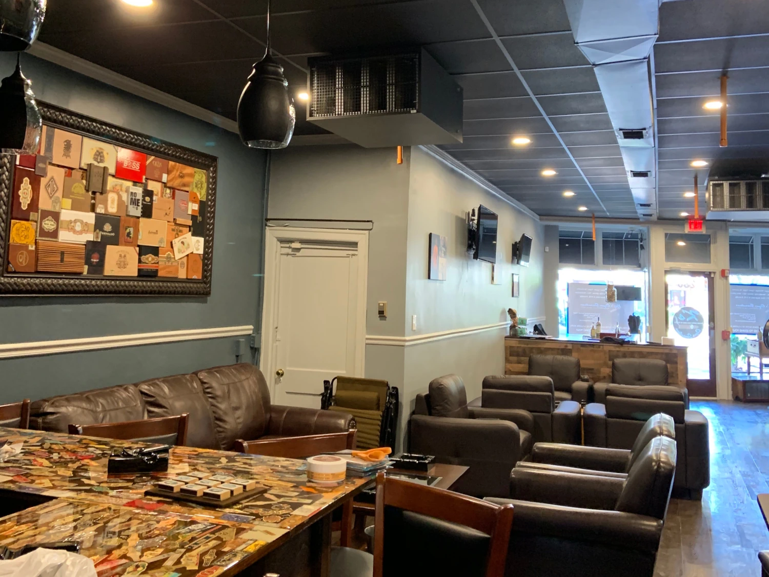 Begining-to-end renovated open-concept retail store. Eat in counter space. Comfortable, casual dining area. Hardwood floors and inviting ambiance.